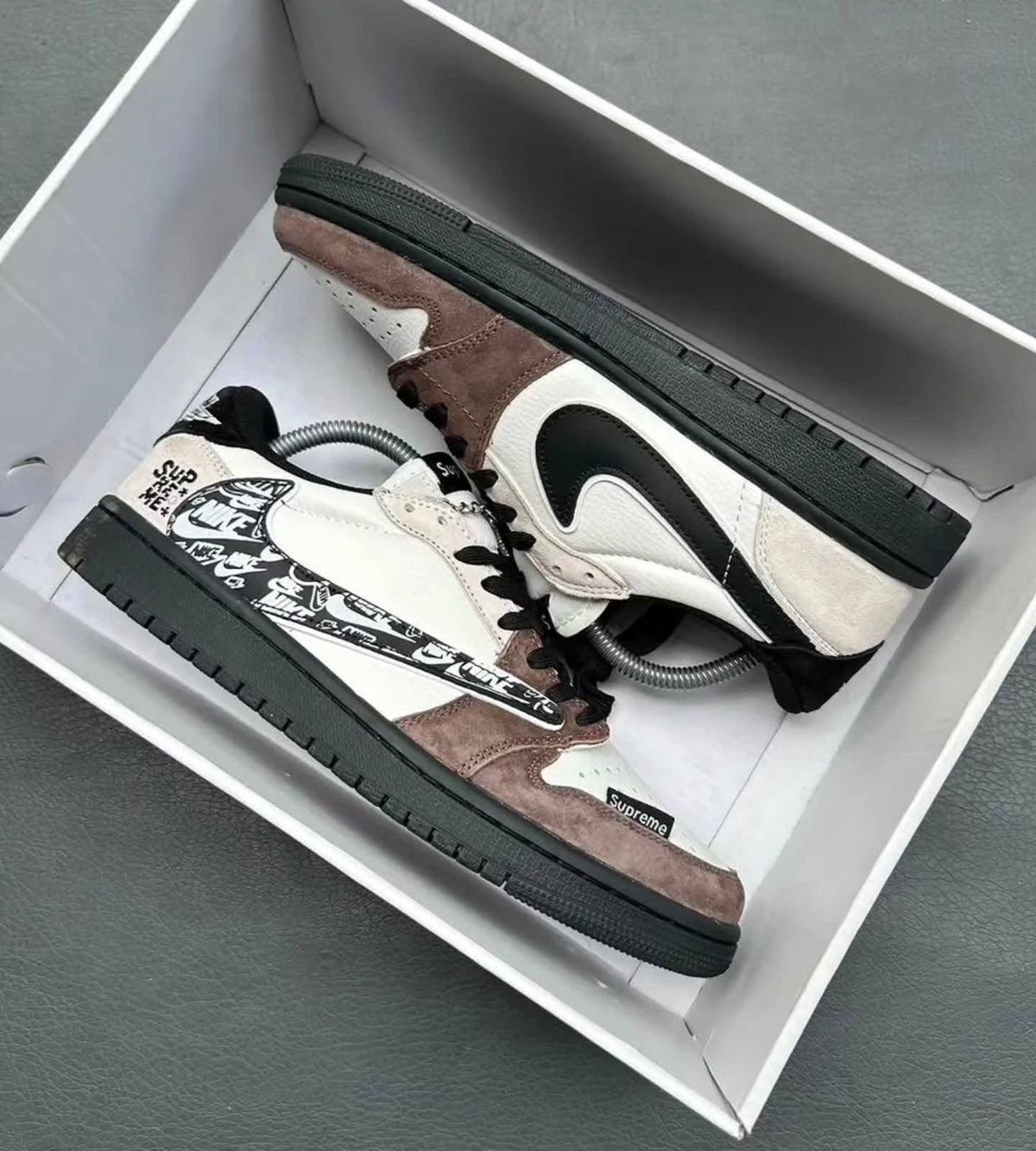 AIR JORDAN RETRO 1 LOW TRAVIS X SUPREME