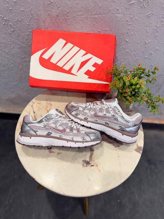 NIKE P6000 TRAINER METALLIC WINE SWOOSH