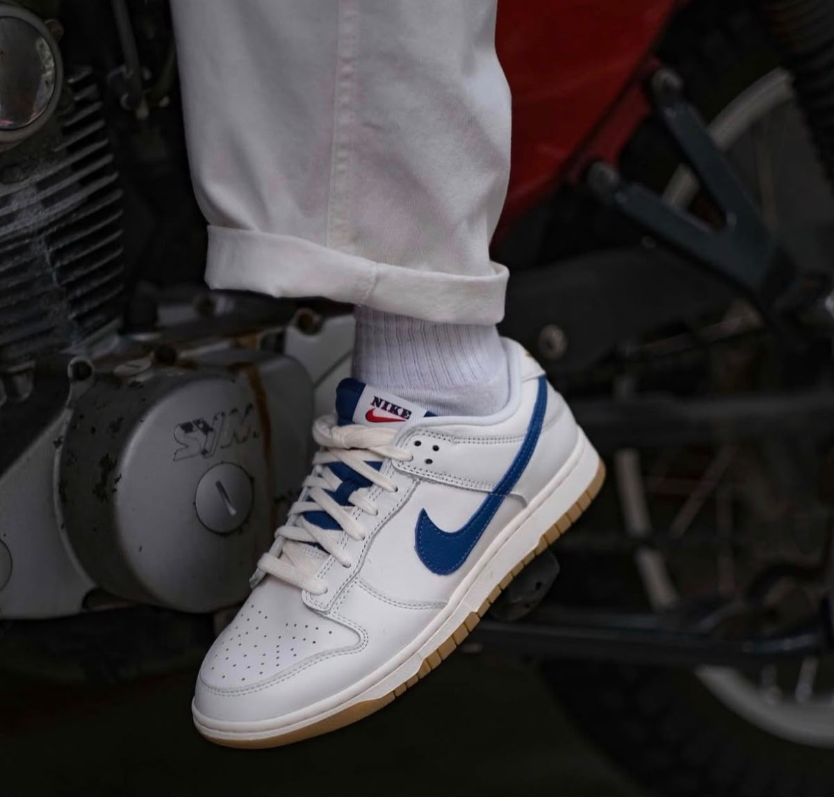 NIKE DUNK LOW SE SAIL DARK MARINA BLUE