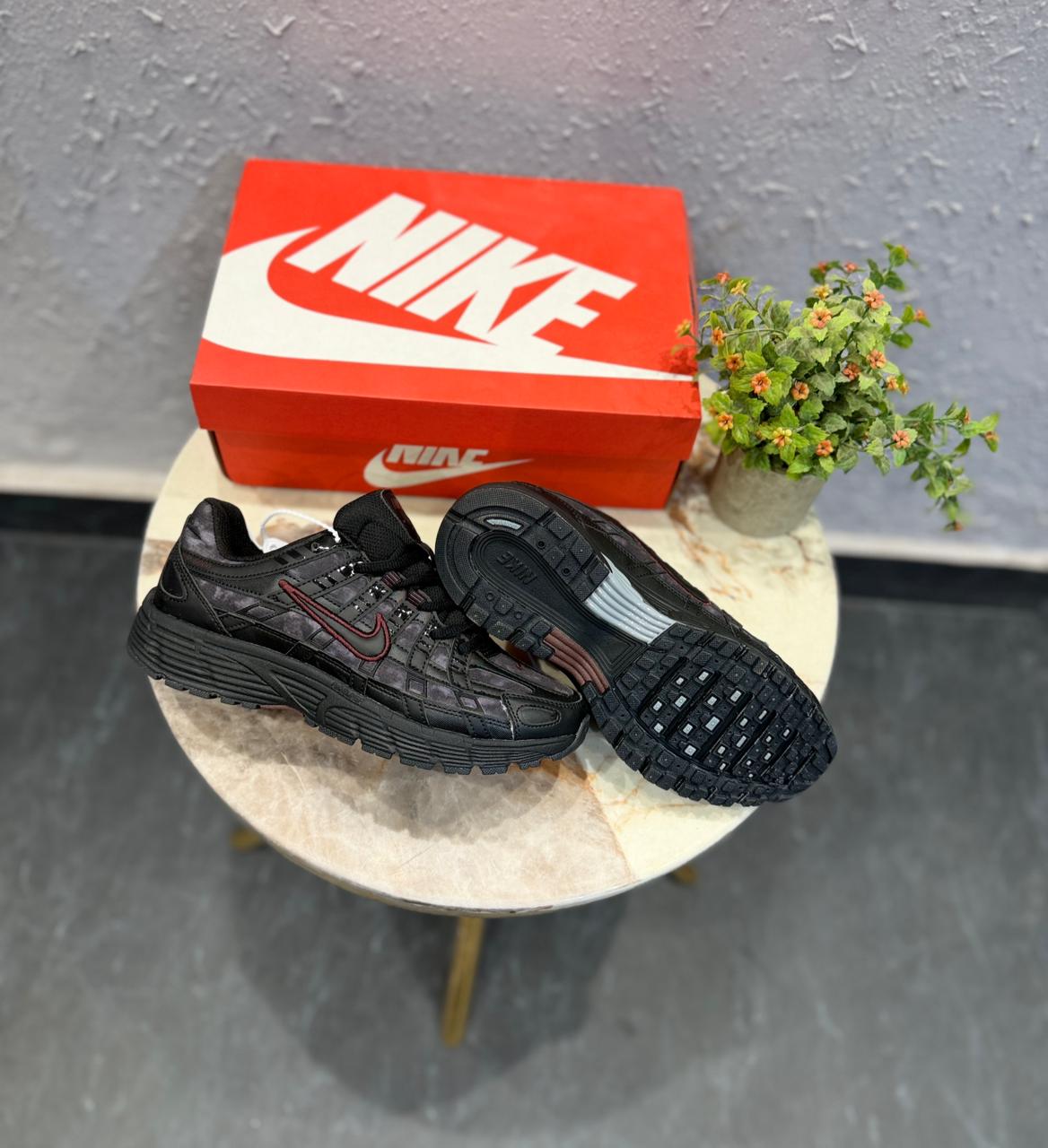 NIKE P6000 TRAINER BLACK MAROON