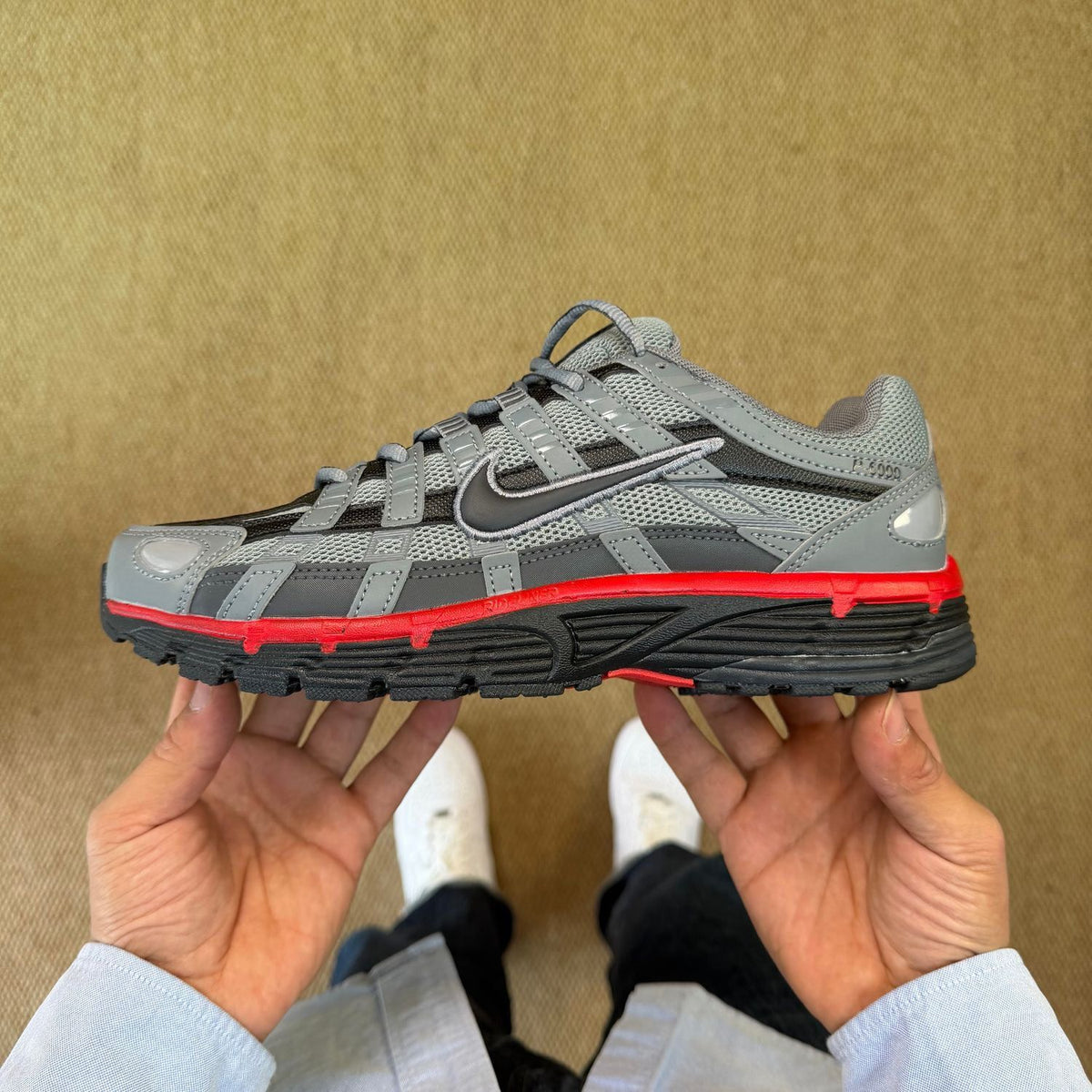 NIKE P6000 TRAINER GREY RED