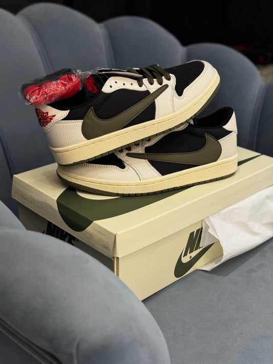 NIKE AIR JORDAN TRAVIS SCOTT NOIRE