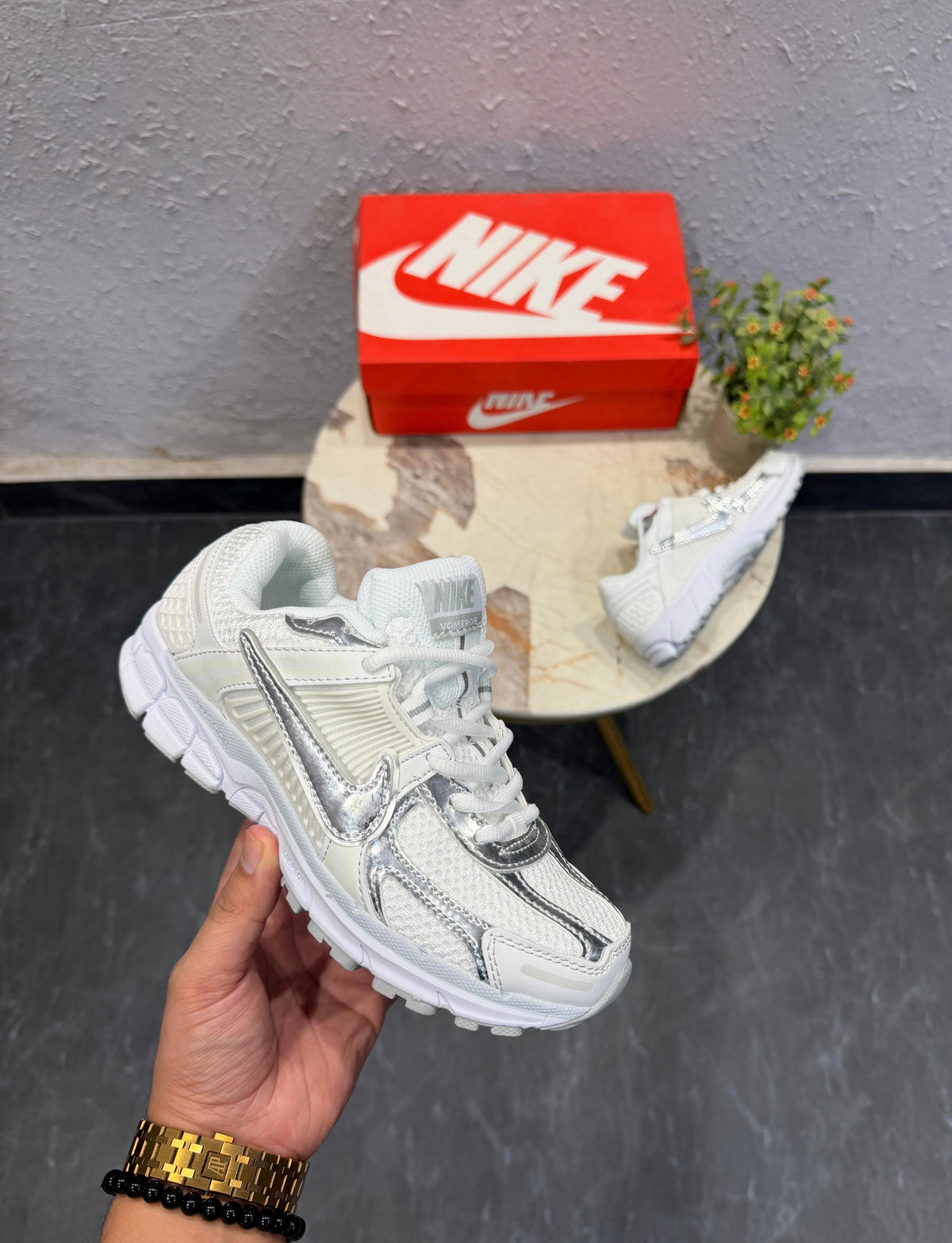 NIKE ZOOM VOMERO SILVER SWOOSH