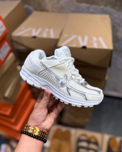 NIKE ZOOM VOMERO SILVER SWOOSH