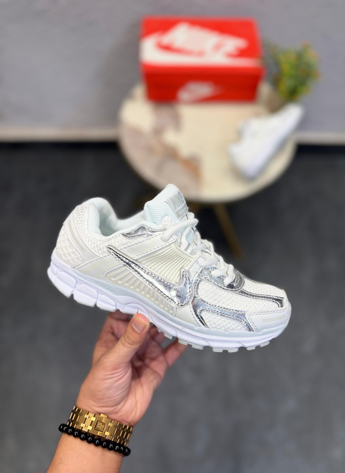 NIKE ZOOM VOMERO SILVER SWOOSH