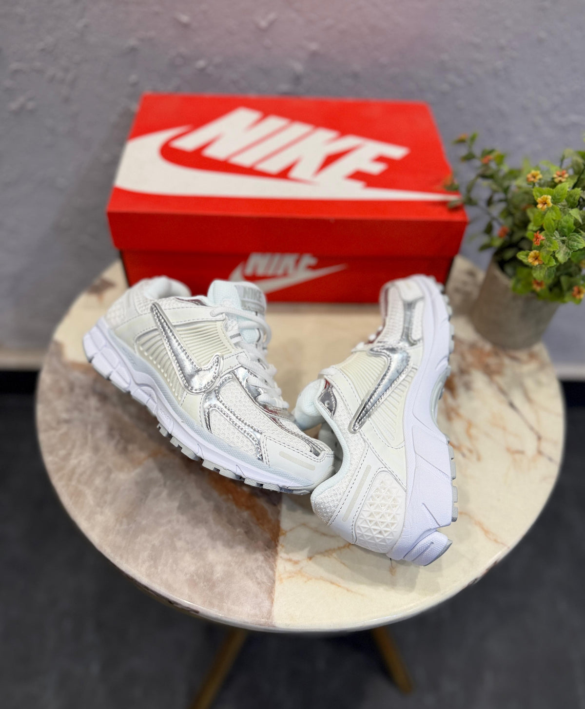 NIKE ZOOM VOMERO SILVER SWOOSH