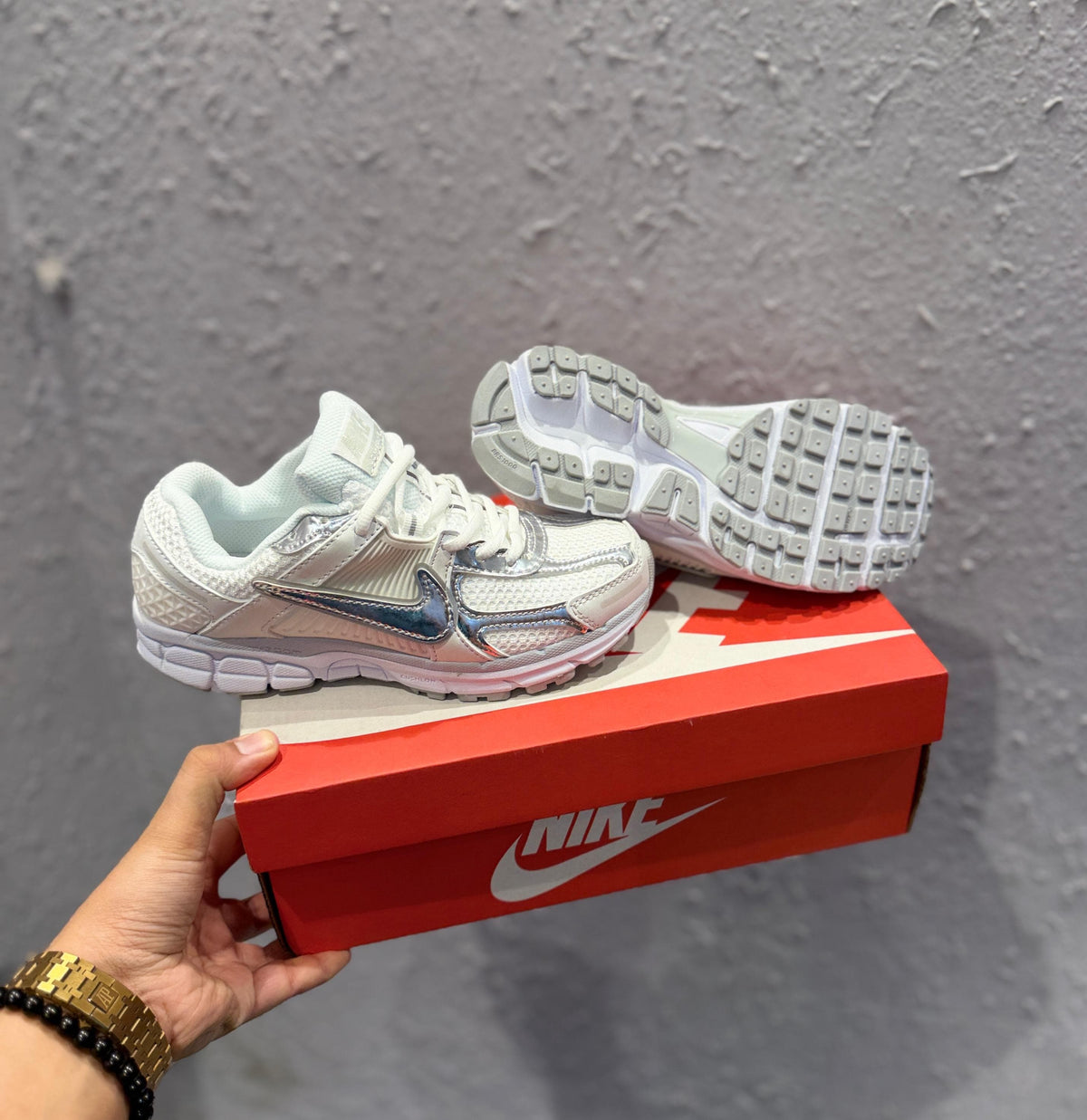 NIKE ZOOM VOMERO SILVER SWOOSH