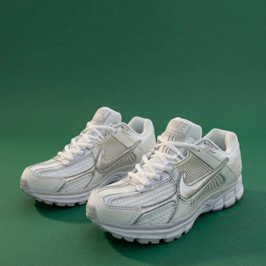 NIKE ZOOM VOMERO SILVER SWOOSH
