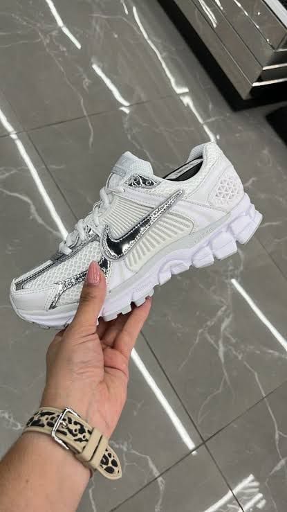 NIKE ZOOM VOMERO SILVER SWOOSH
