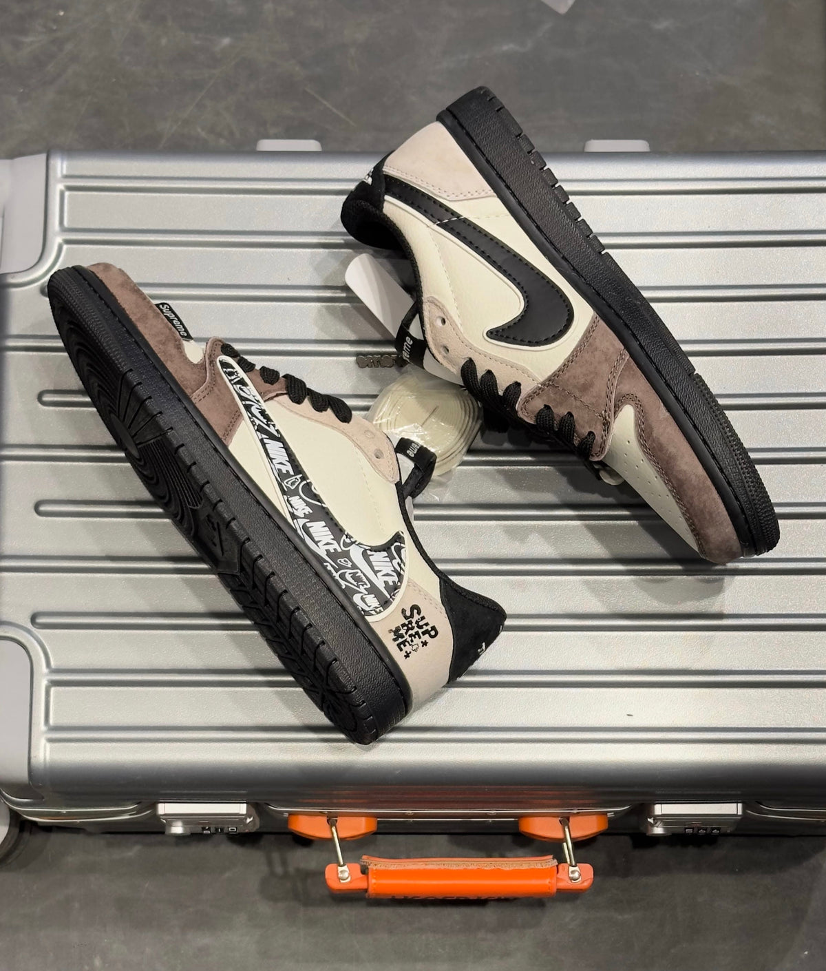 AIR JORDAN RETRO 1 LOW TRAVIS X SUPREME