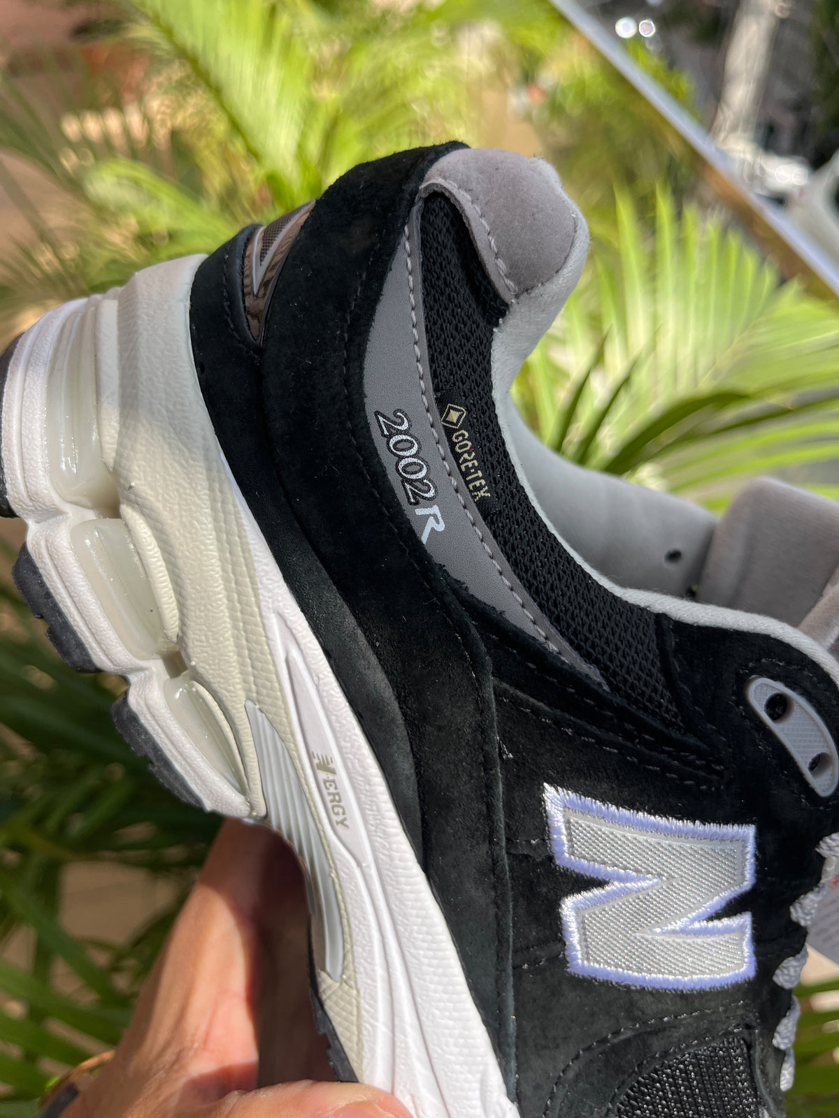 NEW BALANCE 2002R