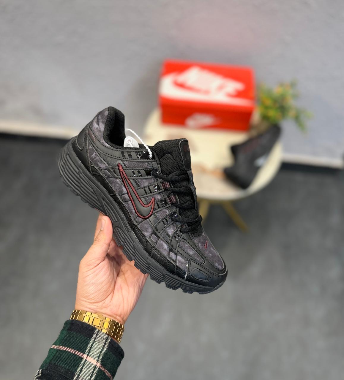NIKE P6000 TRAINER BLACK MAROON