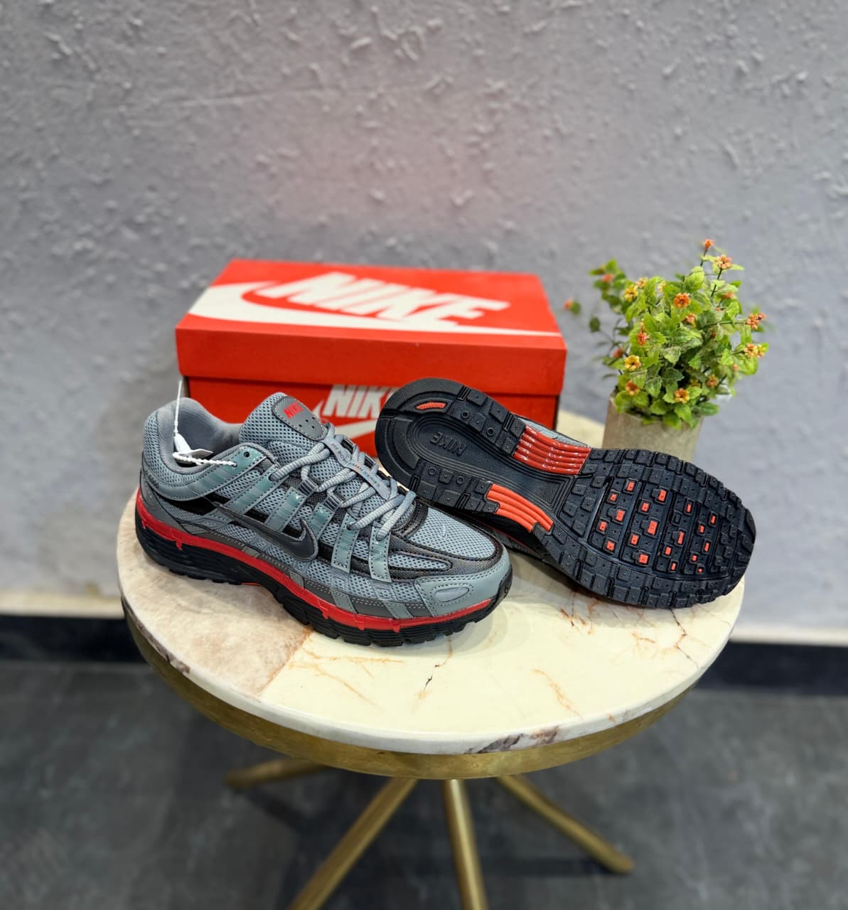 NIKE P6000 TRAINER GREY RED