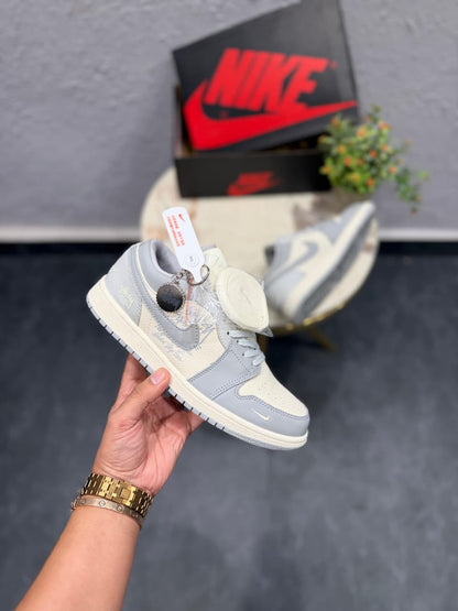 AIR JORDANS RETRO 1 LOW STUSSY OG GREY KEYCHAIN
