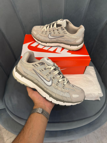 NIKE P6000 TRAINER METALLIC GREY
