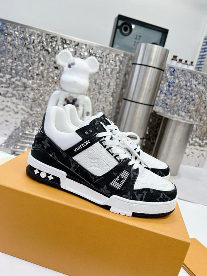 LOUIS VUITTON TRAINER WHITE BLACK