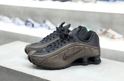 NIKE SHOX SILVER BLACK BROWN