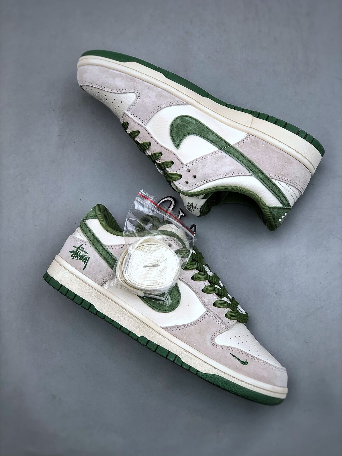 NIKE SB DUNK X STUSSY WHITE ARMY GREEN SUEDE