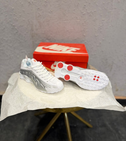 NIKE SHOX WHITE SILVER