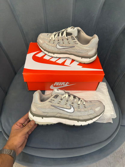 NIKE P6000 TRAINER METALLIC GREY