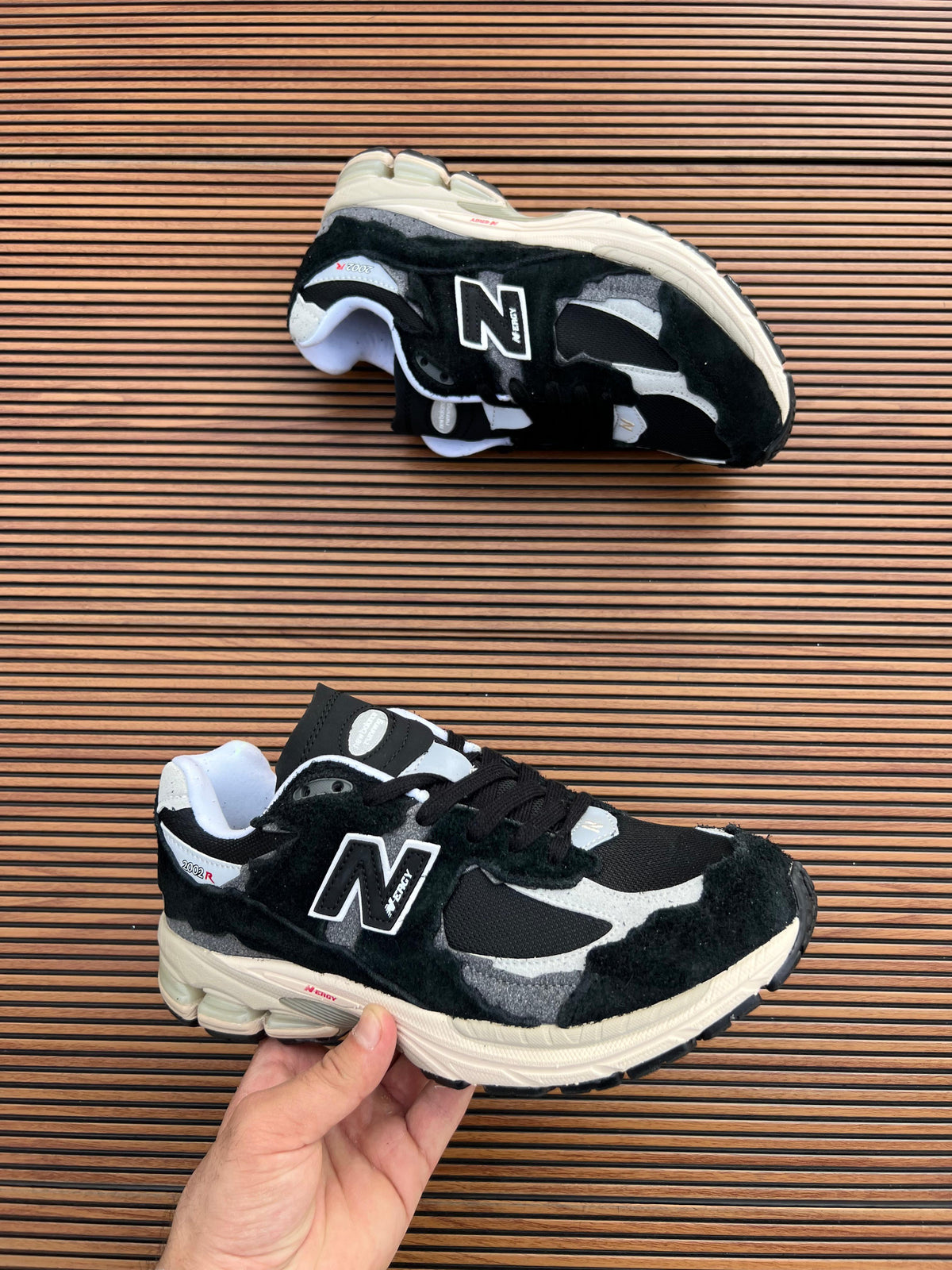 NEW BALANCE  2002 R