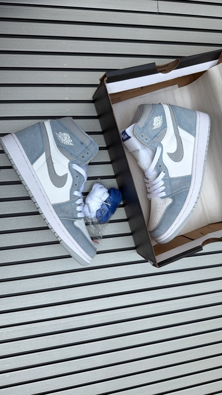 NIKE AIR JORDAN 1 RETRO HIGH HYPER ROYAL