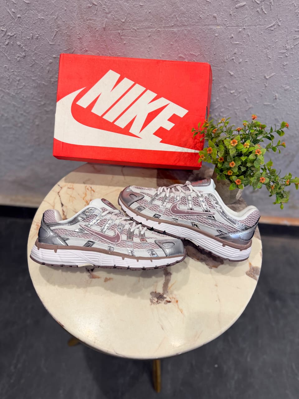 NIKE P6000 TRAINER METALLIC WINE SWOOSH