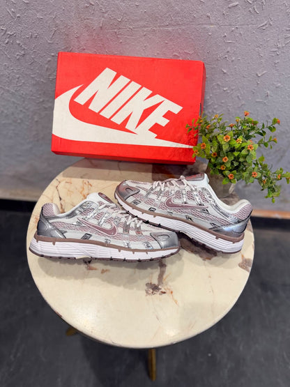 NIKE P6000 TRAINER METALLIC WINE SWOOSH
