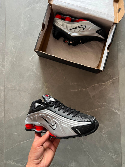NIKE SHOX R4