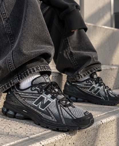 NEW BALANCE 1960E BLACK AND SILVER COLOURWAY