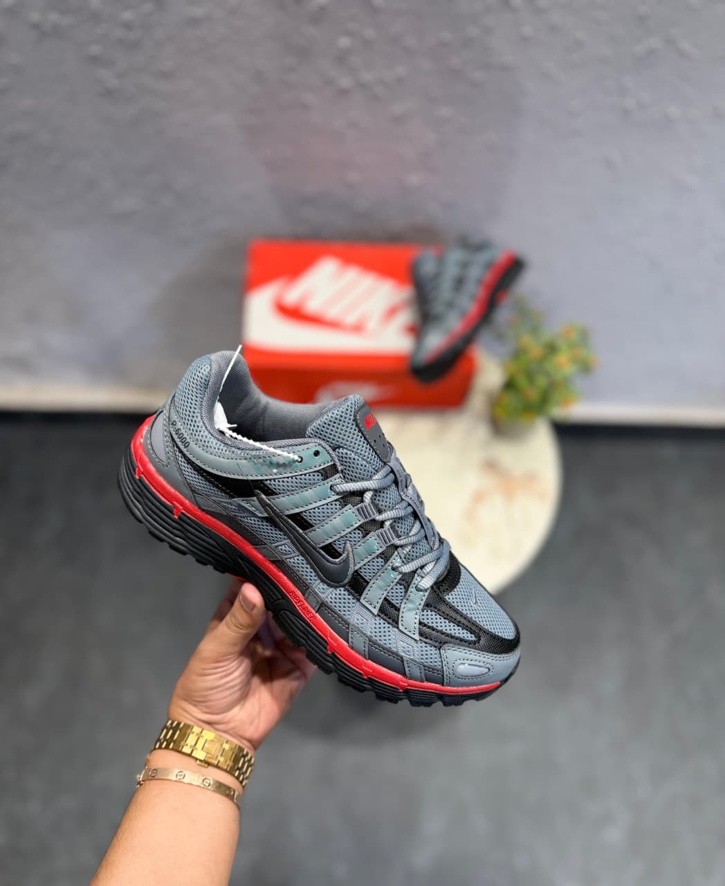 NIKE P6000 TRAINER GREY RED