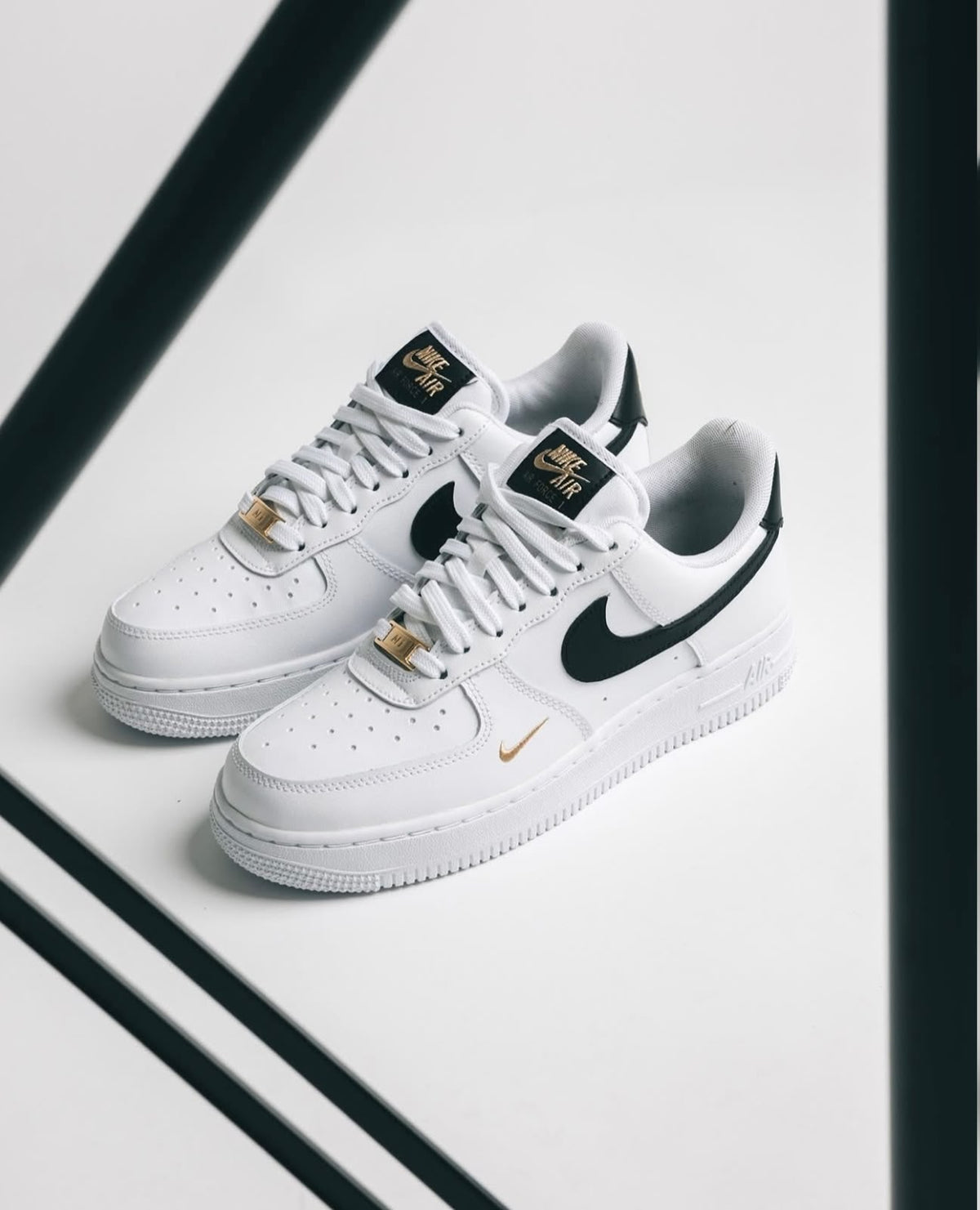 NIKE AIRFORCE 1LOW 07 ESSENTIAL WHITE BLACK GOLD MINI SWOOSH