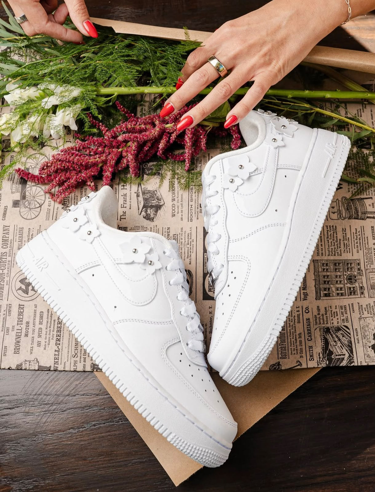 NIKE AIR FORCE 1 07 FLORETTE FLORAL SNEAKERS