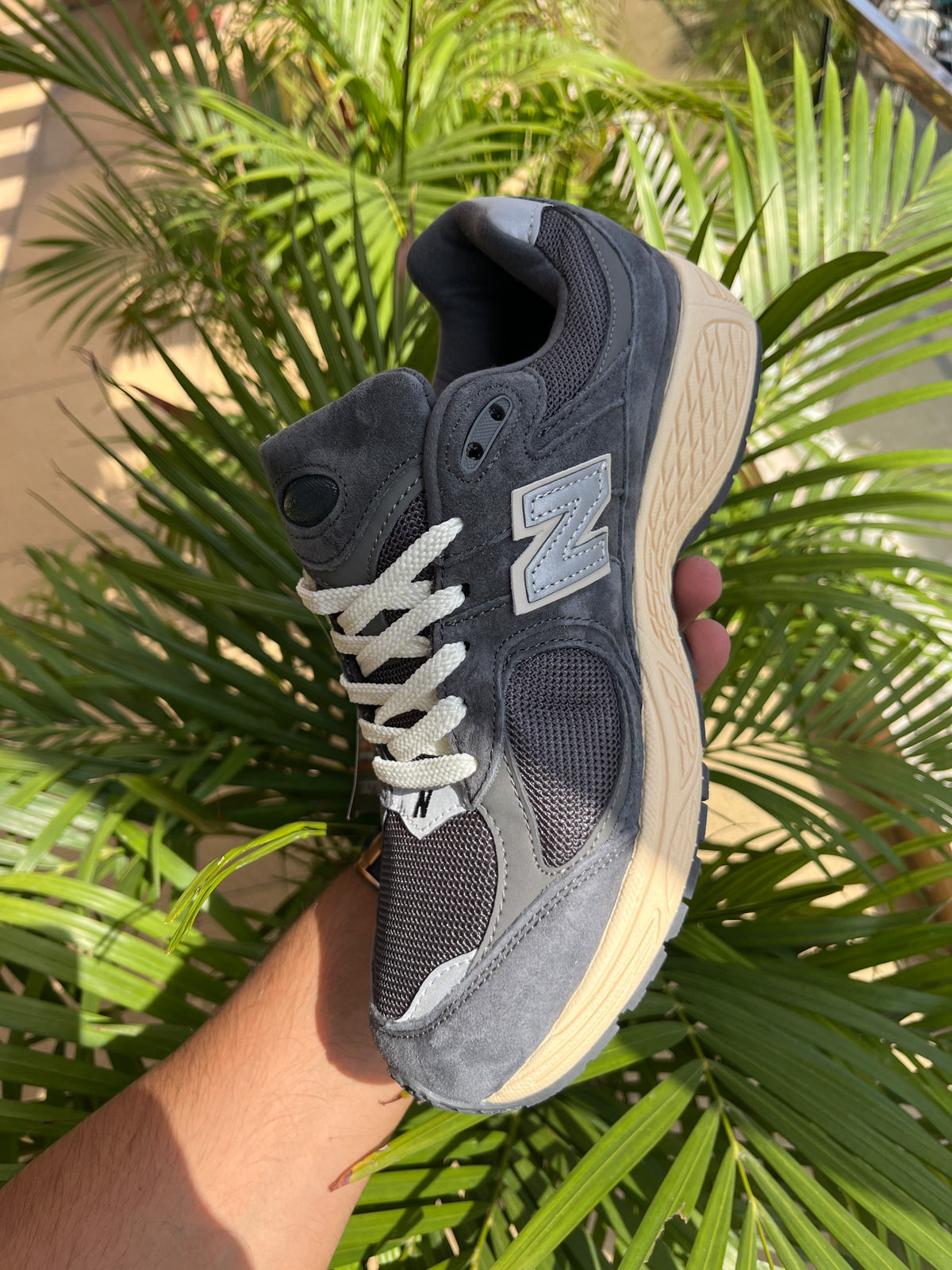 NEW BALANCE 2002R