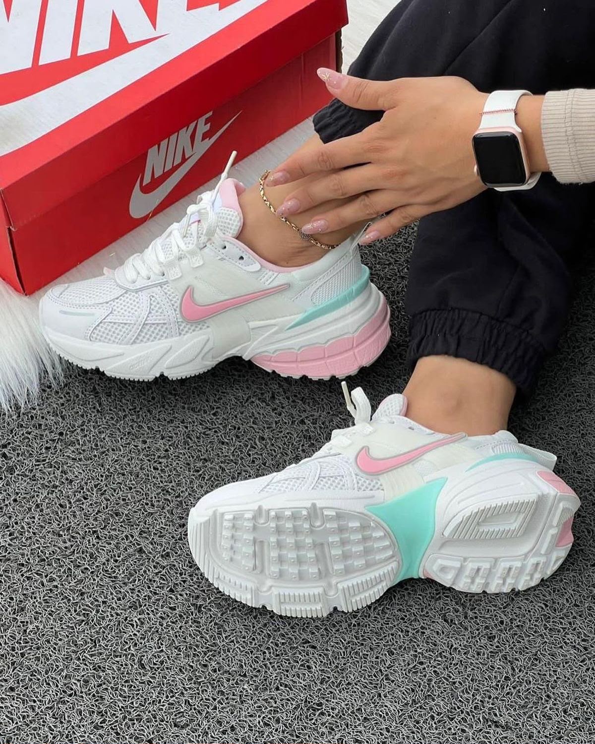 NIKE V2K RUN LEGEND PINK