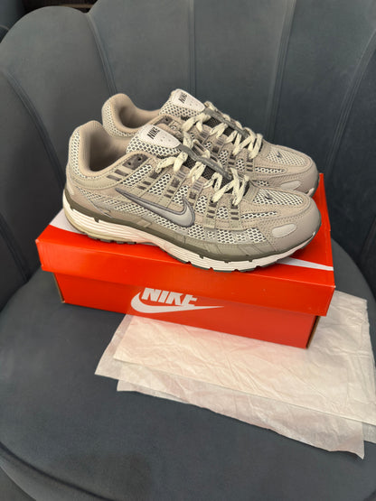 NIKE P6000 TRAINER METALLIC GREY