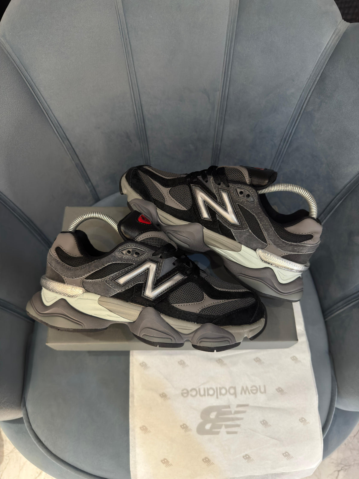 NEW BALANCE 9060 BLACK AND GREY