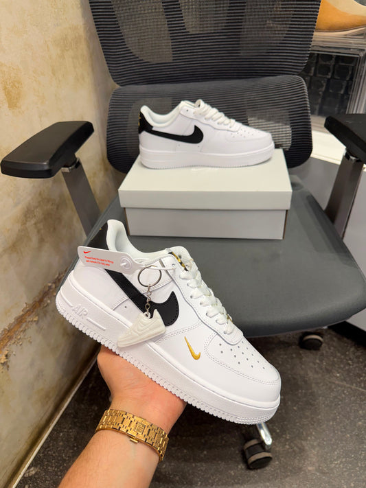 NIKE AIRFORCE 1LOW 07 ESSENTIAL WHITE BLACK GOLD MINI SWOOSH