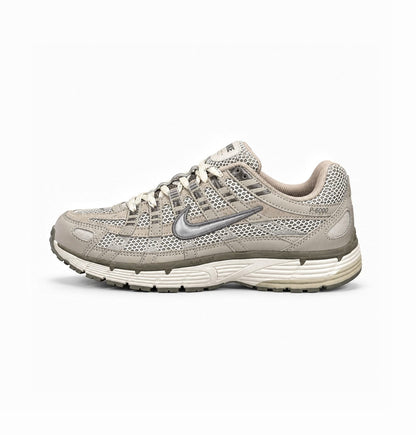 NIKE P6000 TRAINER METALLIC GREY
