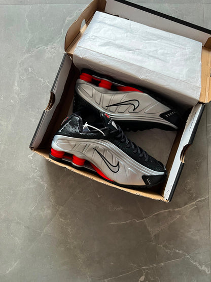NIKE SHOX R4