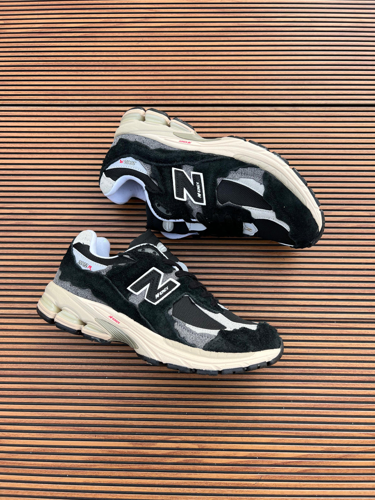 NEW BALANCE  2002 R