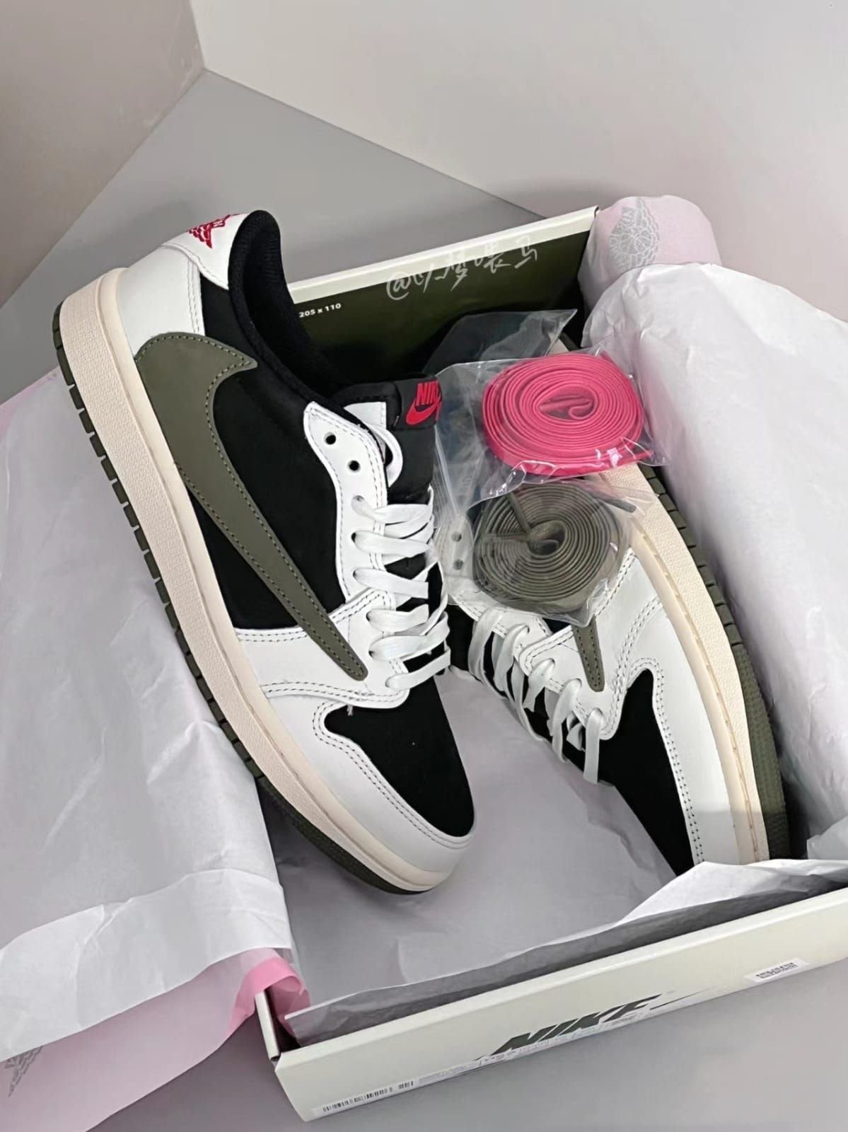 NIKE AIR JORDAN 1 LOW TRAVIS SCOTT OLIVE SEMI UA