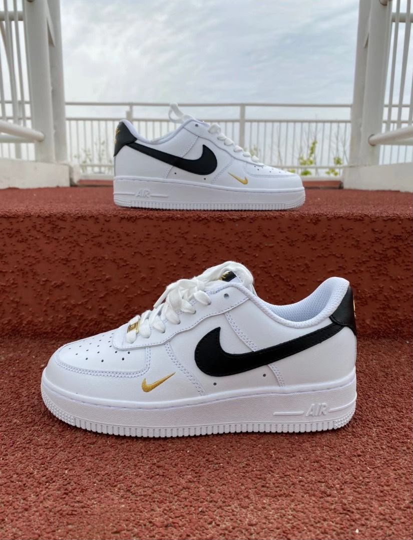 NIKE AIRFORCE 1LOW 07 ESSENTIAL WHITE BLACK GOLD MINI SWOOSH
