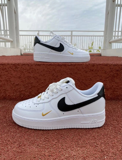 NIKE AIRFORCE 1LOW 07 ESSENTIAL WHITE BLACK GOLD MINI SWOOSH