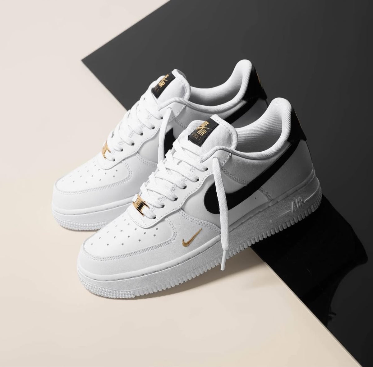 NIKE AIRFORCE 1LOW 07 ESSENTIAL WHITE BLACK GOLD MINI SWOOSH