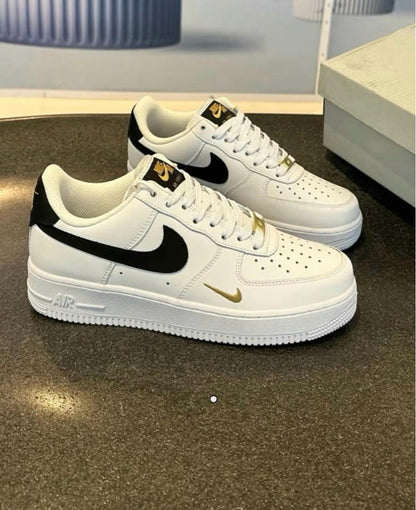 NIKE AIRFORCE 1LOW 07 ESSENTIAL WHITE BLACK GOLD MINI SWOOSH