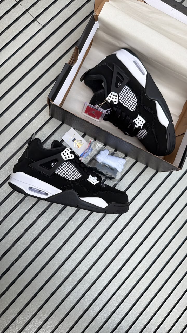 AIR JORDANS RETRO 4 BLACK WHITE
