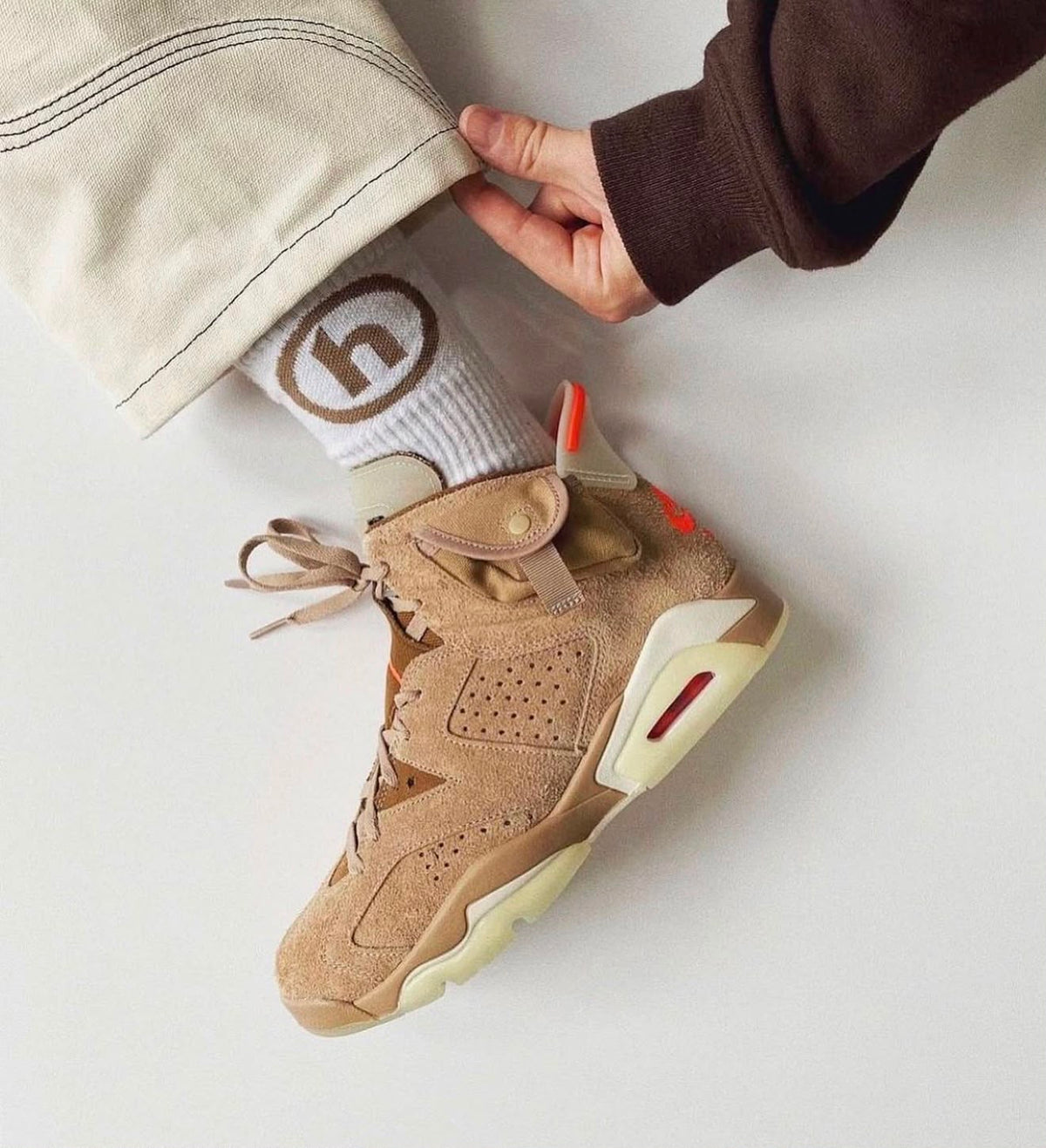 NIKE AIR JORDAN 6 RETRO TRAVIS SCOTT BRITISH  KHAKI