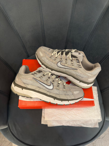 NIKE P6000 TRAINER METALLIC GREY