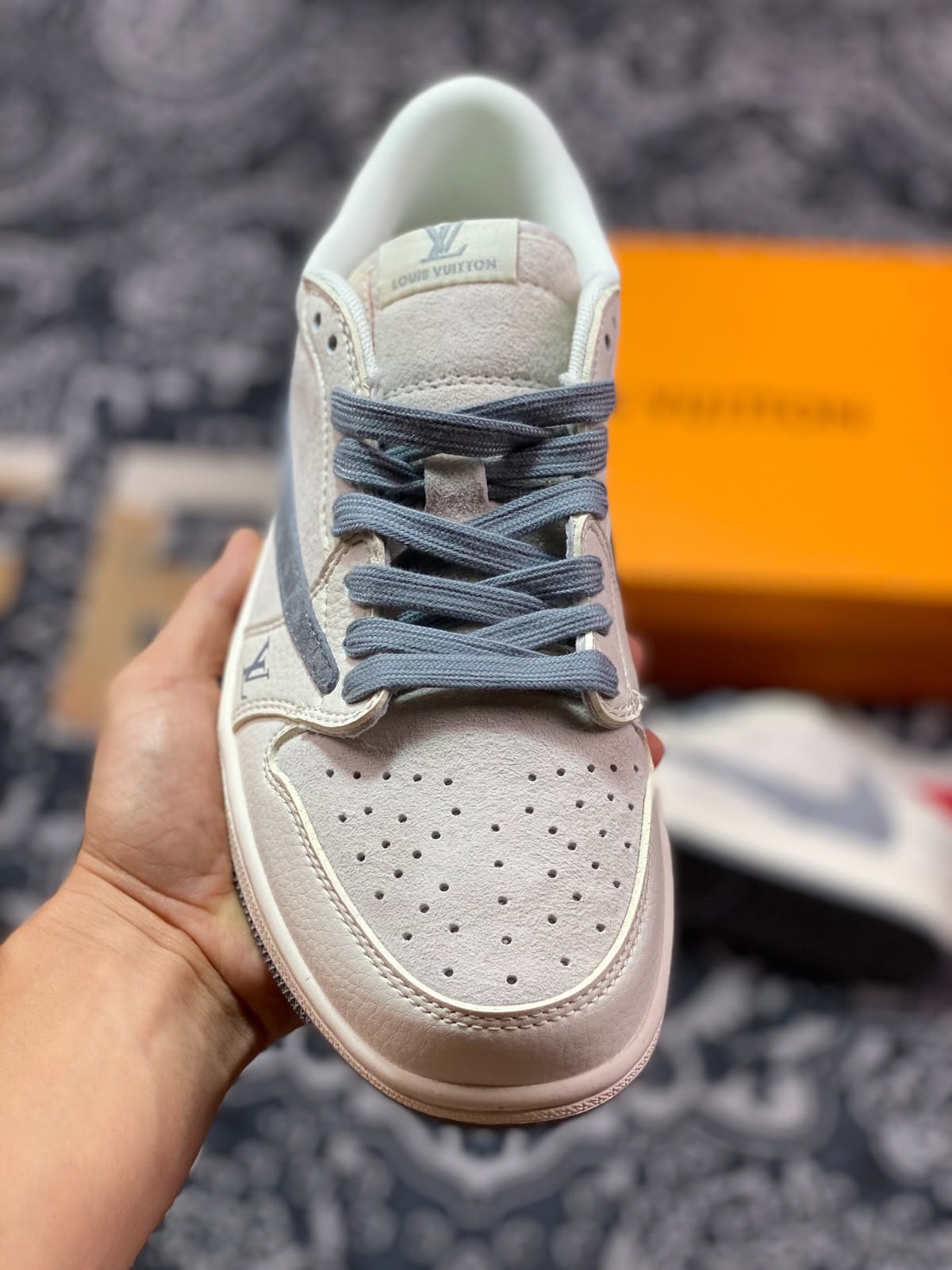 LOUIS VUITTON X NIKE TRAVIS SCOTT BEIGE GREY